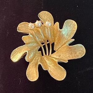 🌸 Vintage Gold-Tone Floral Brooch with Faux Pearls | Mid-Century Costume Jewelry